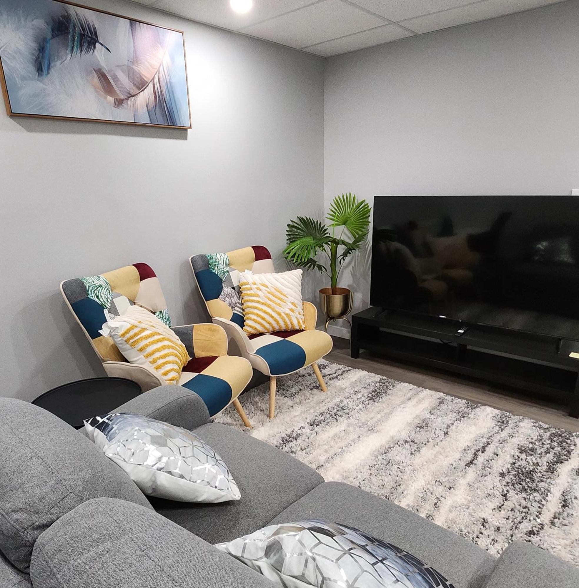 Entire Basement Suite With Private Entrance Winnipeg Exterior photo